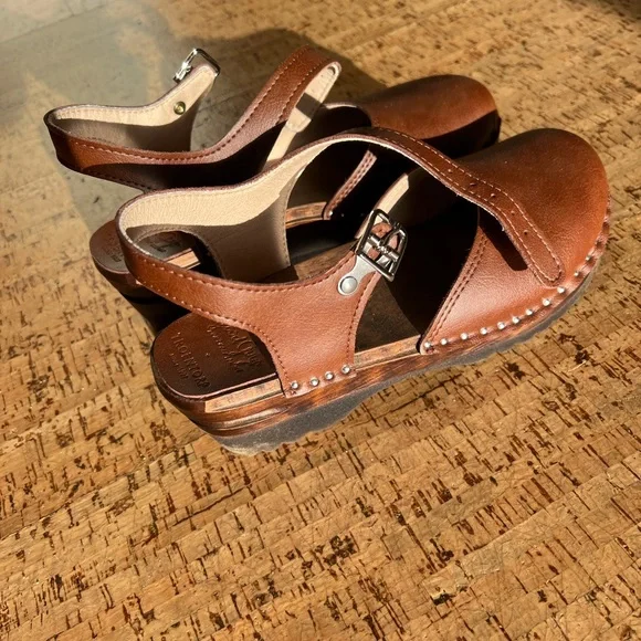 Good guys don’t wear leather Sofia clog sandals brown